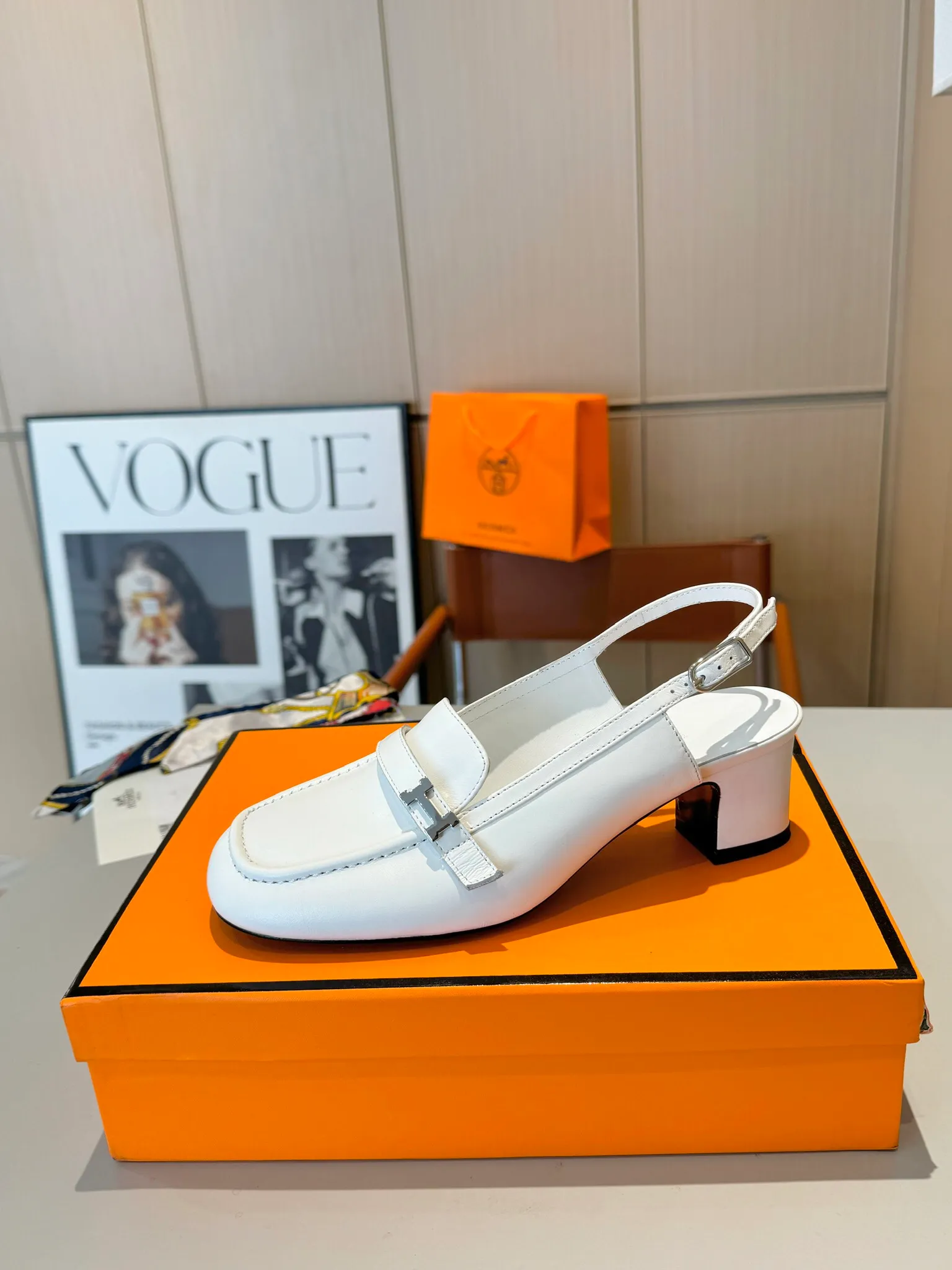 👟👟Ex-factory price 520👟👟 Hermes Groupie square-toe H-buckle mules, half-drag high heels and flat heels; the foot feel at the counter is invincible, groupie Mule shoes are made of h-buckle canvas and calfskin with mini silver Paris shoe buckles and contrasting piping. They are super beautiful in real life. Upper: imported original calfskin/original molded fabric. Lining: sheepskin. Outsole: Italian genuine leather outsole. Original packaging. Heel height: 5cm and 2 types of flat heel. Size: 35-41 (customized in size 42). Color: 6 colors.